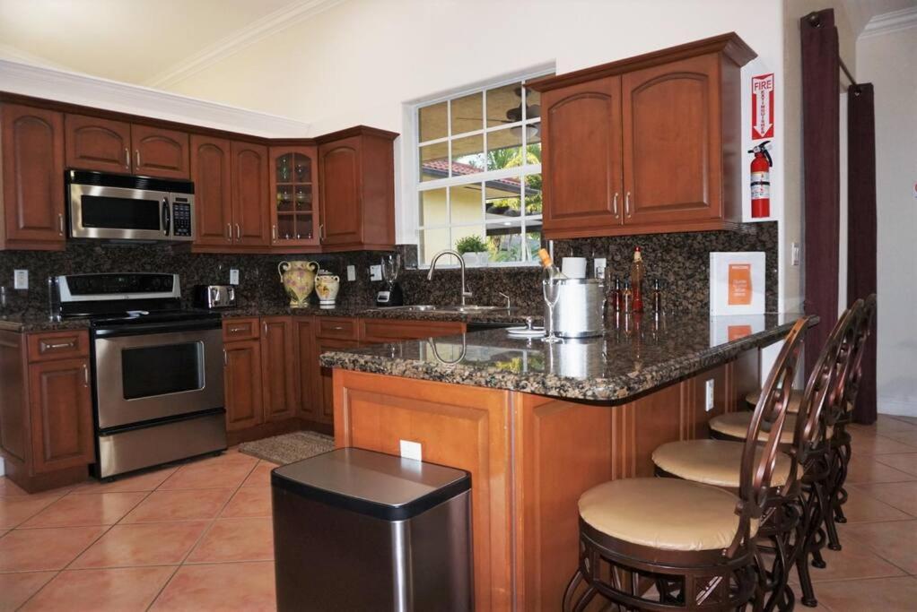 New Luxury Vacation Dream Rental- Sleeps 15! ไมอามี ภายนอก รูปภาพ